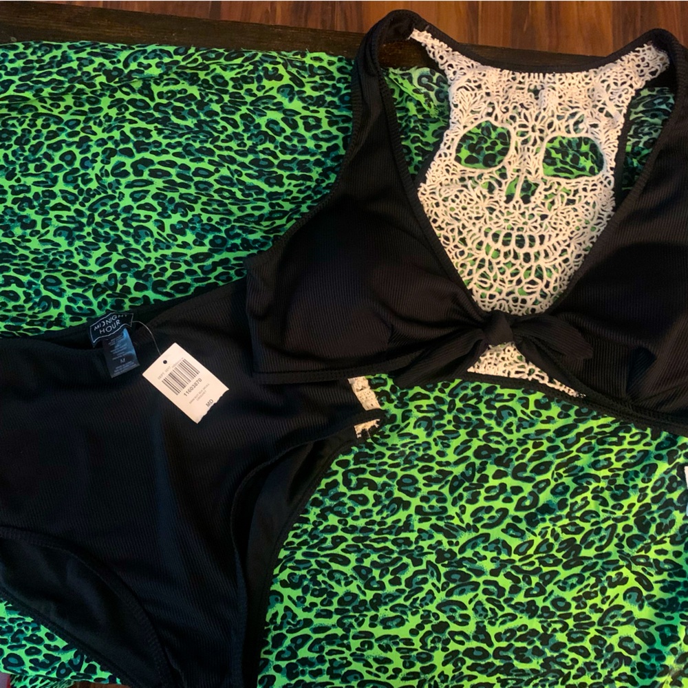 Skull bikini NWT, high waisted slimming bottoms. 2XL top. M bottoms